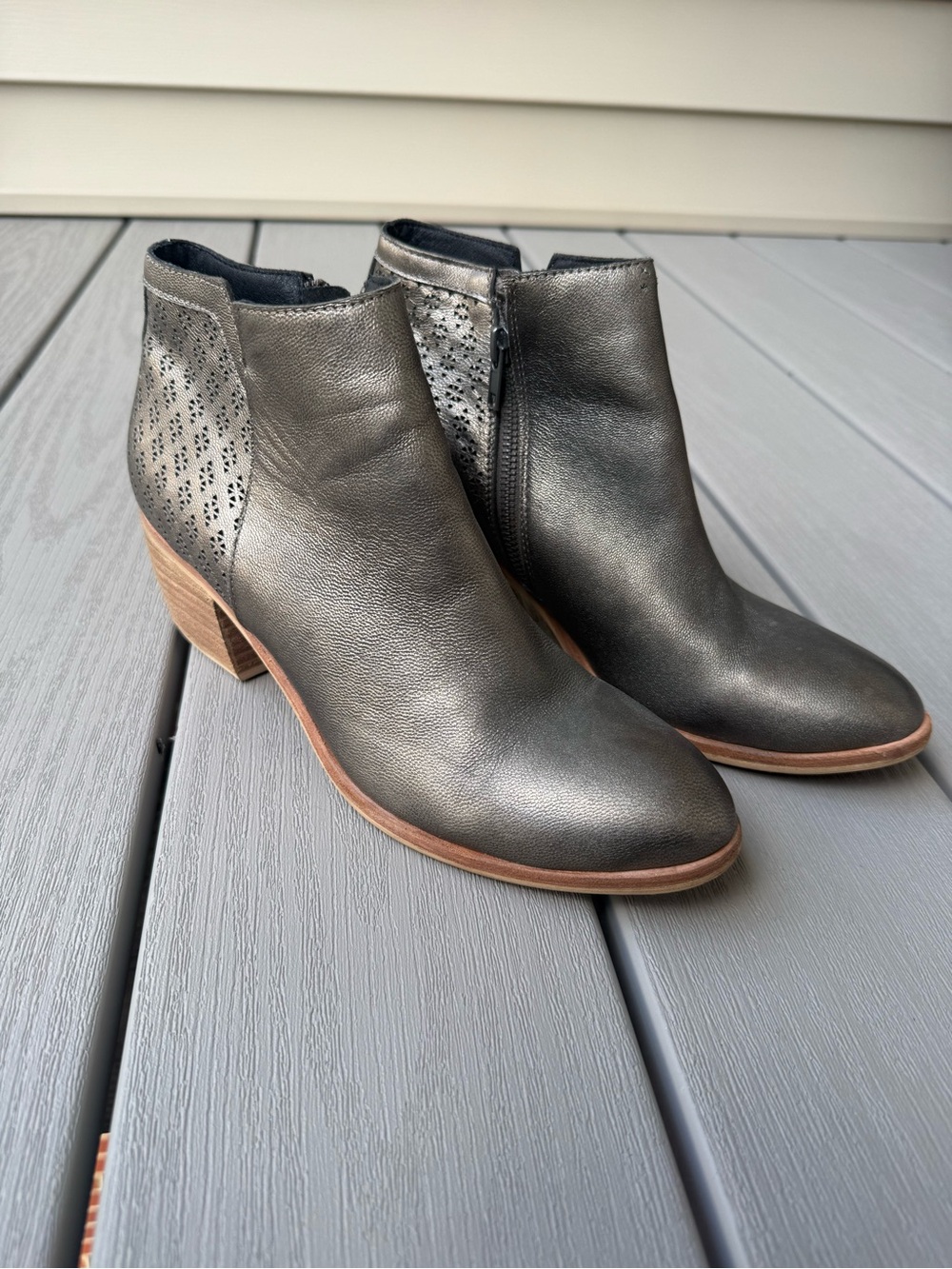 Silent D Metallic Pewter Leather Ankle Boots EU 39 Perforated Zip